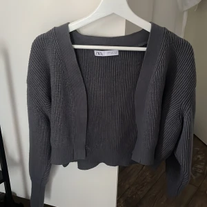 Grå ribbad kofta från Zara - Säljer en grå ribbad kofta från Zara, den är i bra skick!!💛💛