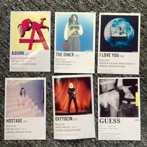 Billie Eilish posters - Billie Eilish posters, fint skick några är lite böjda men går att platta till. 18st 10kr styck eller alla för 150kr+ frakt (sparar 30kr)