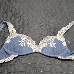 Intimissimi Blå spetsbehå - Snygg Intimissimi  blå behå med vacker spetsdetalj i kontrasterande färg. Behån har justerbara axelband och en mjuk kupa för extra komfort. Perfekt för att känna sig både bekväm och elegant. Jag är inte säkert på storleken för att nummer lappen är borta men den passar 75B 