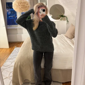 Mörkgrå stickad tröja från H&M - Säljer en finstickad tröja från HM som tyvärr inte kommer till användning! Tröjan har storlek M och passar som oversized, ärmarna har även slitsar 🖤