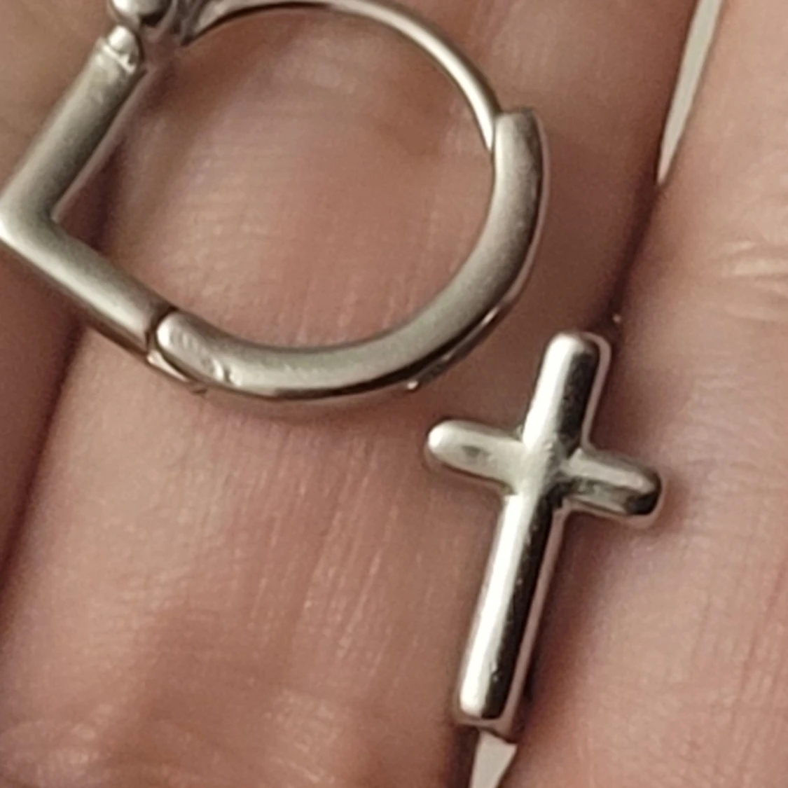 Silverörhängen med korsdesign - 4
