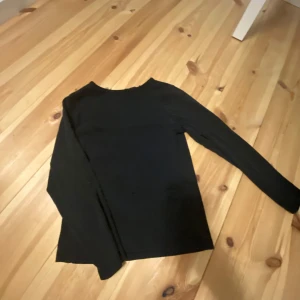 Svart långärmad tröja - svart långärmad tröja som är rätt liten i storleken med kortare ärmar, är oftast xs i tröjor men denna sitter mer som en xxs på mig! Skriv för fler bilder på plagget💗 köparen står för frakt