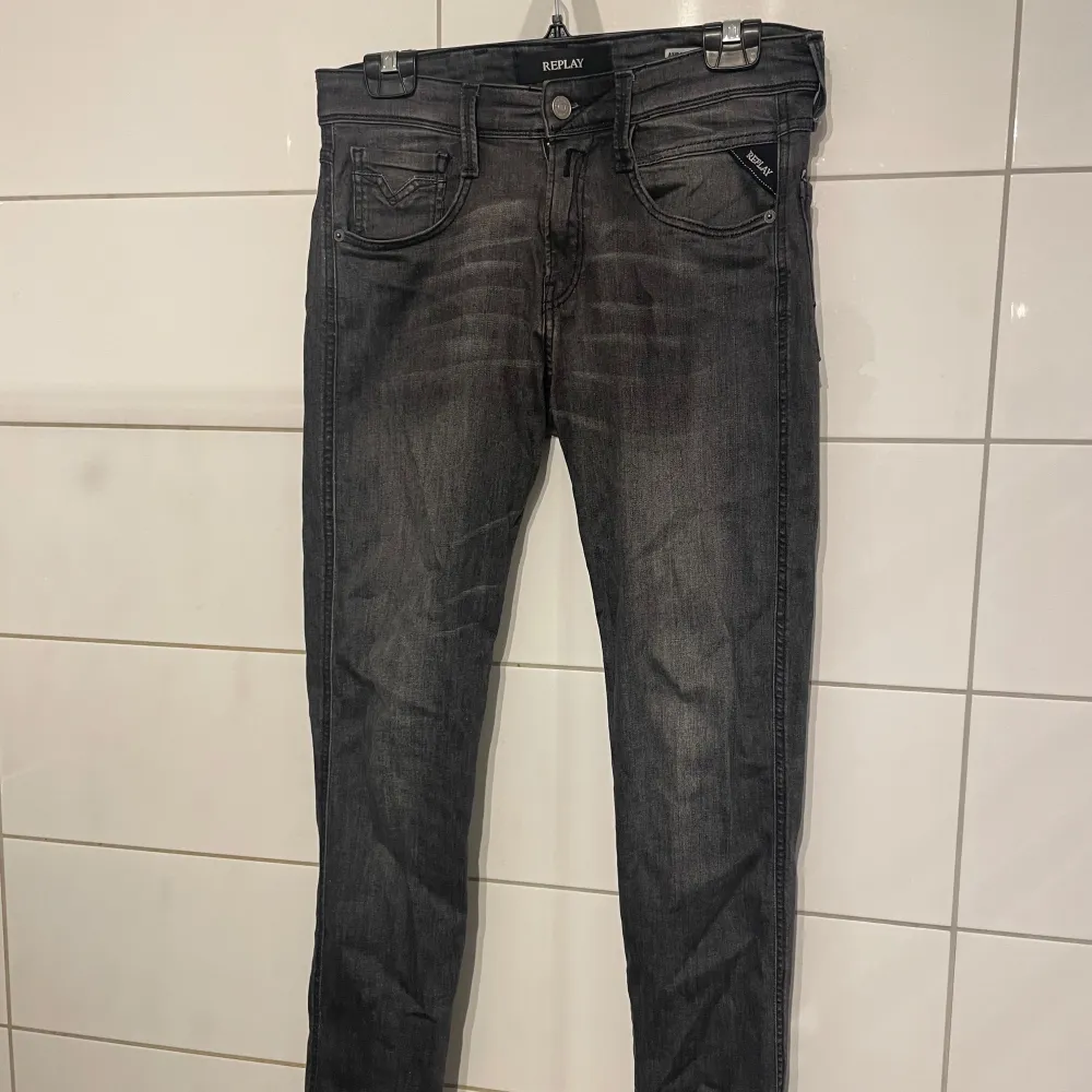 Snygga grå jeans från Replay, modell Anbass. De har en slim fit och klassisk femficksdesign. Perfekta för en stilren look med dragkedja och knapp framtill. Skriv gärna vid fler funderingar!. Farkut & Housut.
