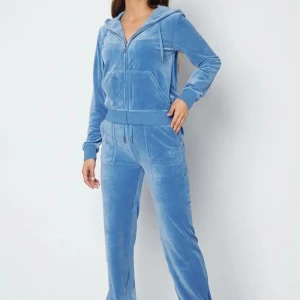 Blå frotté sett Juicy Couture  - Säljer ett bekvämt blåt frotté sett. Perfekt för en avslappnad stil. Byxorna är i xs och tröjan är i storlek small