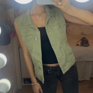 Grön jeansväst 💚🥰 - Snygg grön jeansväst!! 😍 Står storlek XL men sitter som en S 💕