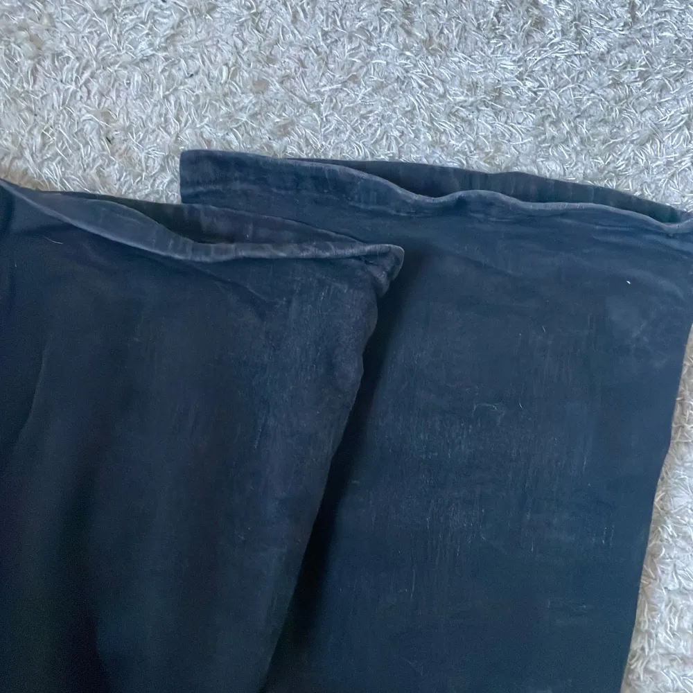 Säljer mina nästan oanvända svarta jeans från only. Dem är för stora för mig så det är därför jag säljer dem. Hör av dig vid fler frågor! . Farkut & Housut.
