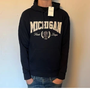 Michigan hoodie - Snygg hoodie | Skick 10/10 HELT NY | Storleken är S kan fixa mått | Hör av er vid frågor!