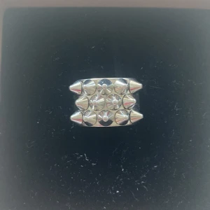 Silvrig ring med nitar från Edblad!💖 XL - Snygg och unik ring i silver från Edblad, dekorerad med små nitar som ger en edgy look. Perfekt för att ge din outfit en cool touch. Kommer i originalförpackning.