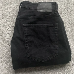 Jack and Jones jeans  - Ett par riktigt snygga jeans från Jack and Jones! Modellen är taperd mike. Skick 9/10 inga defekter! Skriv vid minsta fundering mvh Lysekilsgarderoben!