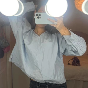 Snygg WERA topp! 🩵 - Så snygg ljusblå topp från WERA!! 🥰 står storlek 40 men passar typ S/M. Pytteliten fläck på framsidan, syns lite på bild 2 o 3 men inget som stör 🩷🩷