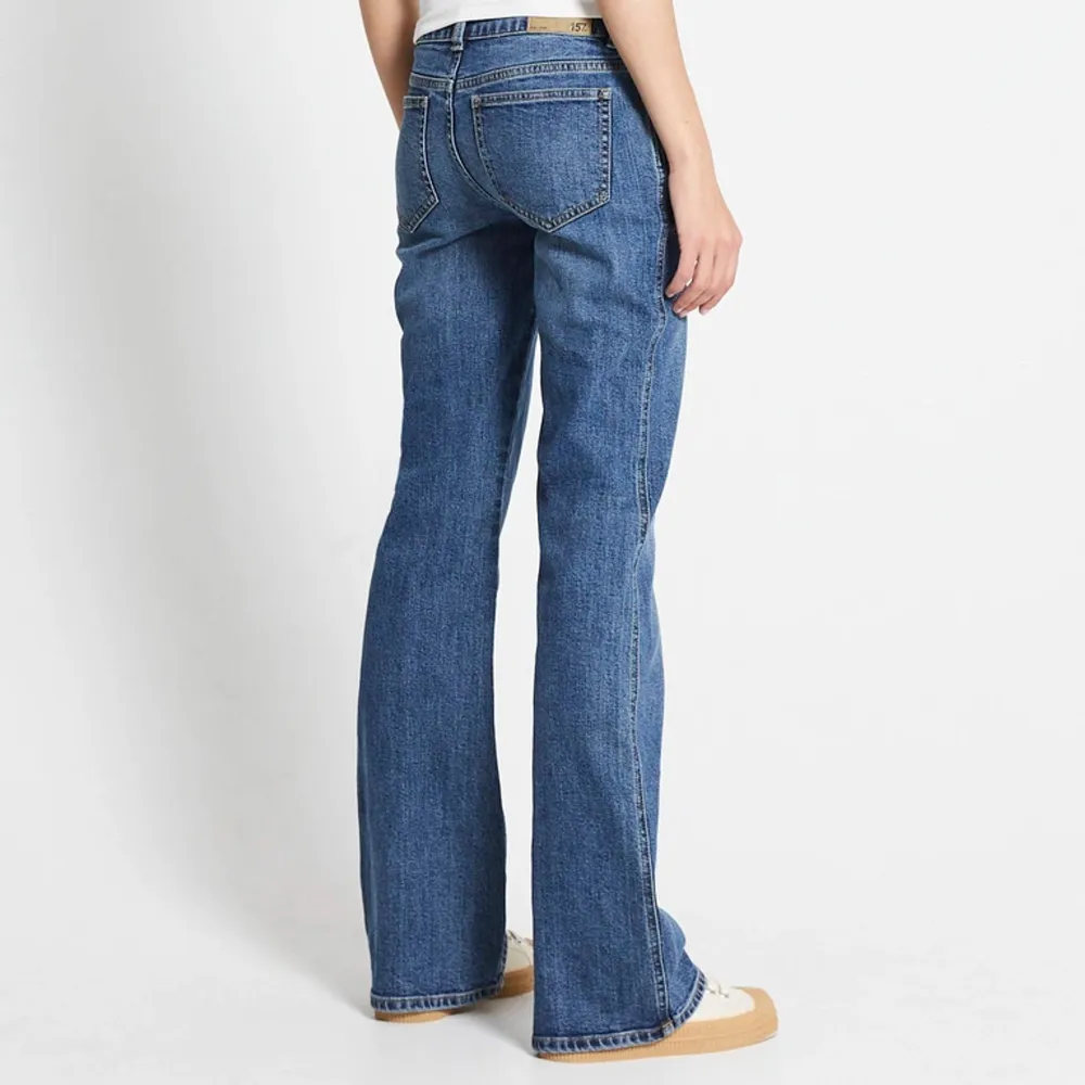 Snygga bootcut jeans från lager 157. Dom har storlek XXS short lenght och är lågmidjade. Är i bra skick och har dubbla knappar! Säljer pågrund av att dom blivit för korta för mig💕. Farkut & Housut.