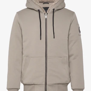 Moose Knuckles Beige Jacka - Helt oanvänd kommer i ny förpackning, endast uppmötning ingen post och Endast kontant. Snygg beige jacka med huva från Moose Knuckles. Jackan har en dragkedja framtill och en mjuk foderkant i huvan. Den har långa ärmar och en praktisk ficka på ärmen med logotypdetalj. Perfekt för kyligare dagar. NYPRIS: 4600kr