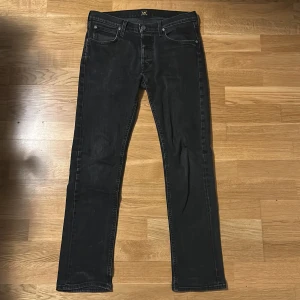 Lee Jeans regular straight  - Säljer nu mina svart gråa regular straight Lee jeans. W32/L32
