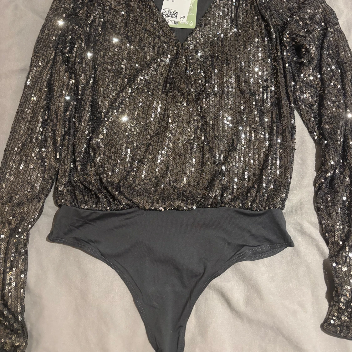 Mörk grå glittrig body från H&M - 3