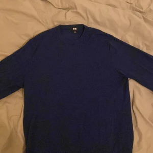 Blå tröja från Uniqlo - Säljer en stilren blå tröja från Uniqlo i storlek S