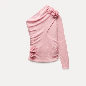 Rosa oneshoulder tröja med blommor - SÖKER!! 🫶🏻🫶🏻 Kontakta ifall ni skulle tänka er att sälja! Strl Xss-S