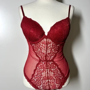 Spets body h&m  - Den populära spetsbodyn från h&m i storlek 75b. Fint skick. Köp sker via köp nu, jag postar inom 24h. Kvar tills markerad såld 