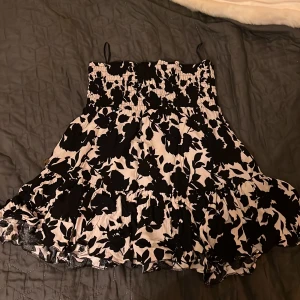 Kjol  - Använd svart vit kjol är i jätte bra skick ❤️ 