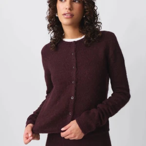 Vinröd kofta med knappar - Säljer en stilren vinröd kofta med knappar framtill. Den är långärmad och har en mjuk och bekväm. Diskuterar pris 