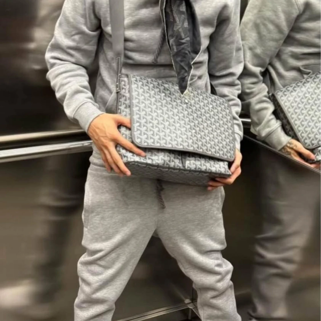 Grå hoodie med tryck