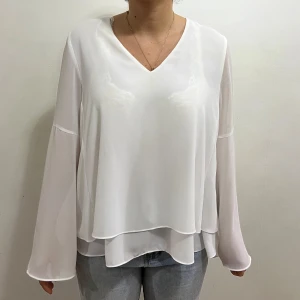 Vit volang blus  - En vit blus med volanger, luftig och är i linnematerial. 