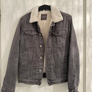 Grå jeansjacka med teddyfoder från Primark - Säljer en snygg grå jeansjacka från Primark med mjukt vitt teddyfoder. Storlek Xs, helt ny