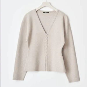 Beige kofta  - Intressekoll på en snygg beige kofta från Gina endast använd en gång.💕🤍koftan är slutsåld på hemsidan 