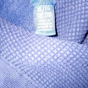 Mörkblå hoodie från Polo Ralph Lauren - Säljer en snygg mörkblå hoodie från Polo Ralph Lauren med det klassiska röda logotypen på bröstet. Tröjan har en bekväm huva och långa ärmar, perfekt för en avslappnad stil. Passar bra till både jeans och joggers.