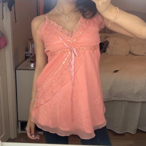Fin topp 💓💓 - Så fin topp men fina detaljer som paljetter och snörning 🩷 perfekt korallrosa färg 😍 den är ganska lång o sååå söt!! Passar S-M skulle jag säga
