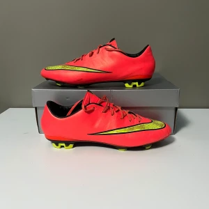  Nike Mercurial vapor 10 - Snygga röda Nike fotbollsskor med svarta och gula detaljer. Skorna har snörning och en slitstark sula med dobbar för bra grepp på planen. Perfekta för fotbollsspelare som vill ha stil och funktionalitet. Skick: 9/10 (Pris kan diskuteras?)