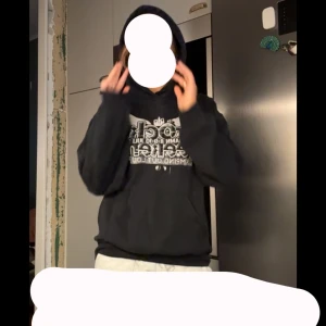 Svart hoodie med tryck - Inga defekter 