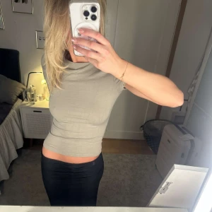 Grön topp med öppen rygg - Sage/grön topp med öppen rygg 