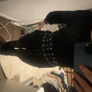 Tröja med snörning - Snygg svart tröja från Diesel med cool snörning framtill. Snöring gör så klart att man kan dra in midjan till sin egna passform. 