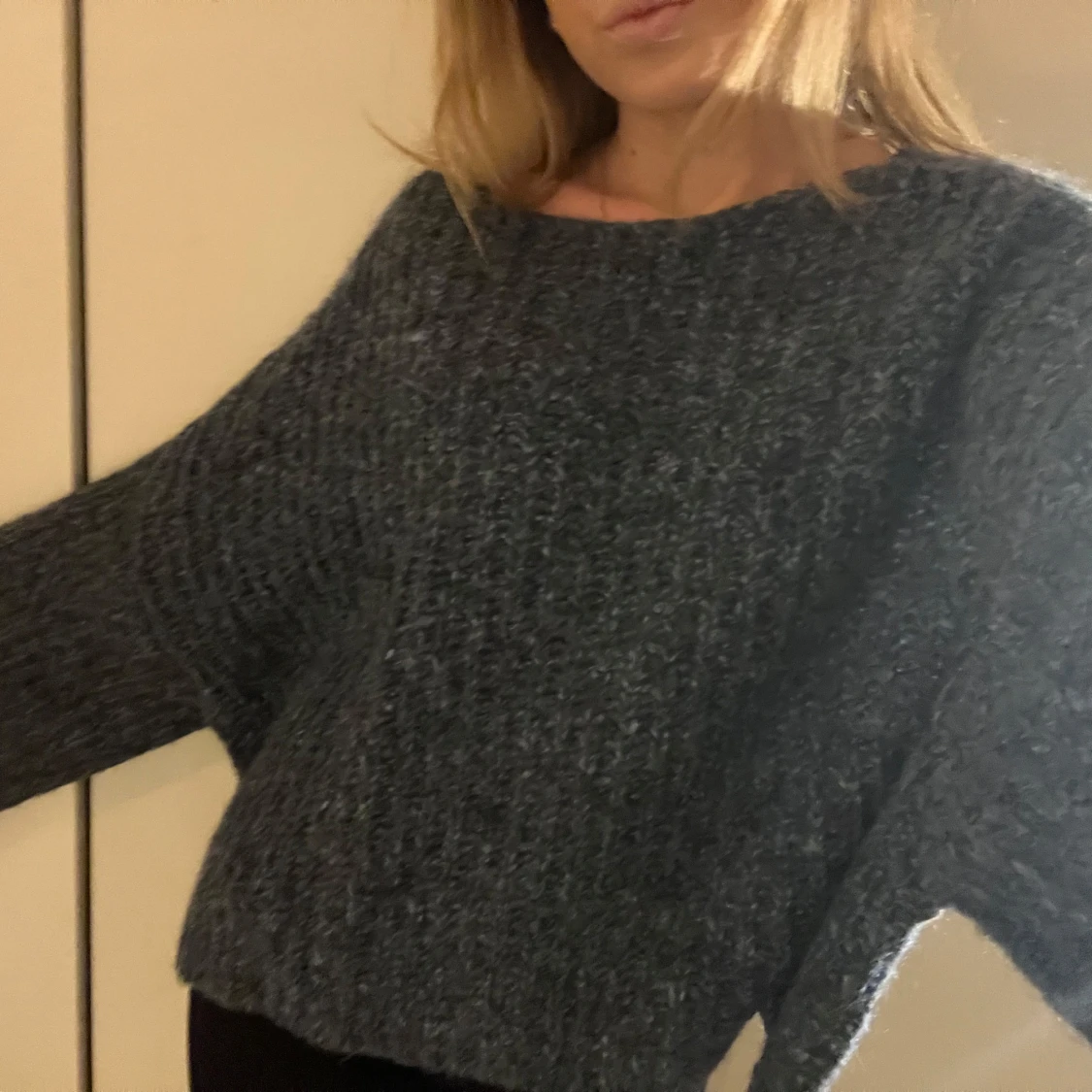 Mörkblå stickad tröja - 1