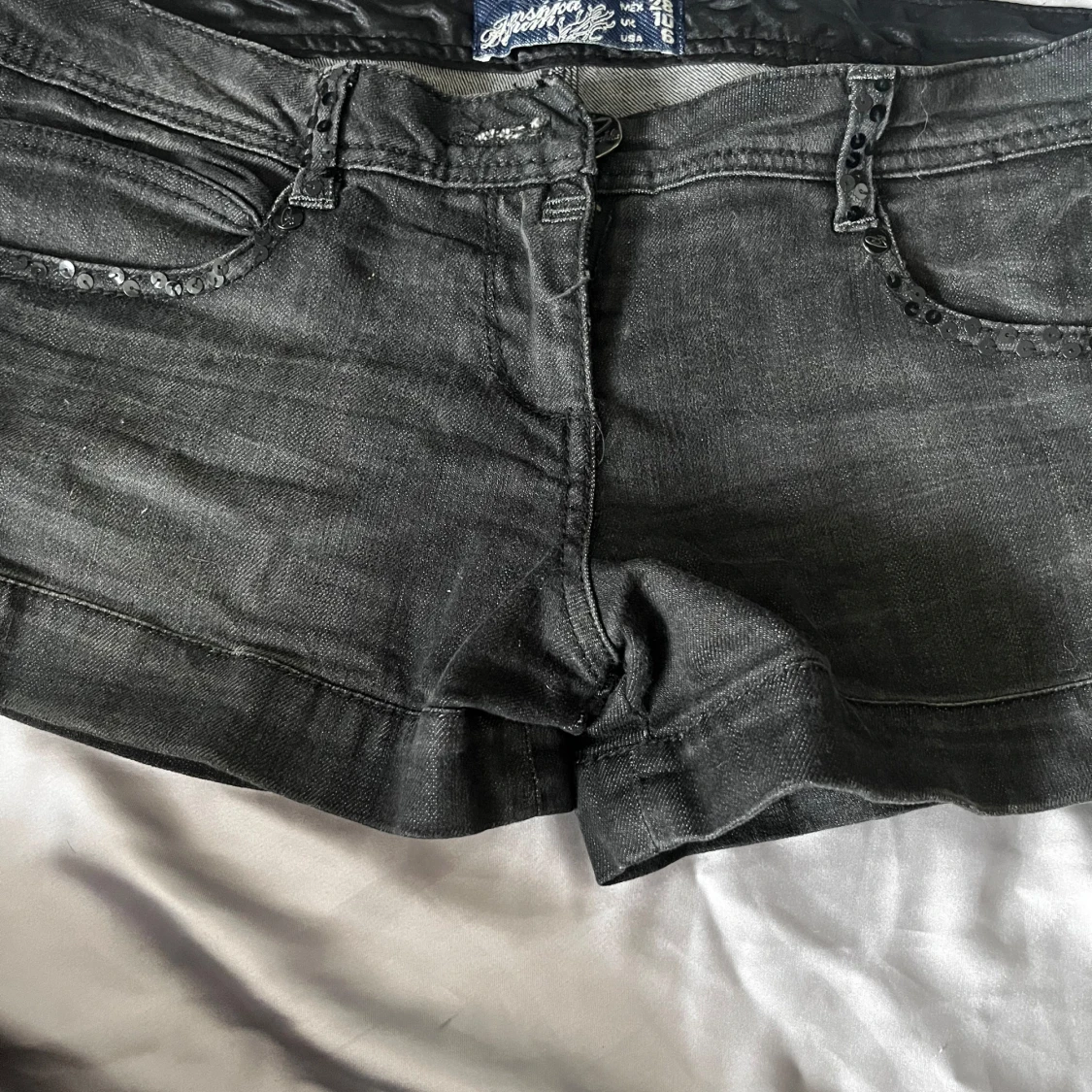 Svarta jeansshorts med paljettdetaljer