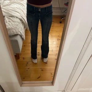 Blå bootcut jeans - Snygga blå bootcut jeans med låg midja. De har en klassisk femficksdesign och en bekväm passform. Perfekta för en avslappnad stil.