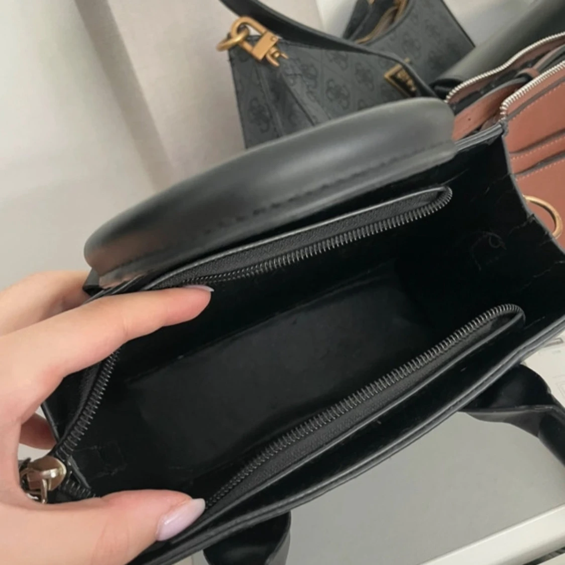 Liten svart handväska  - 4