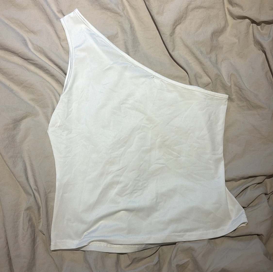 Vit osymettisk topp - 1