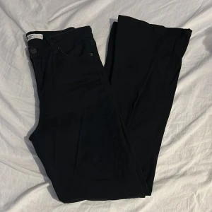 Svarta bootcut jeans - Snygga svarta bootcut jeans från GinaTricot i storlek S. De har en klassisk design med fem fickor och knappgylf. Perfekta för en stilren look. Och väldigt stretchiga i mattrialet 💕
