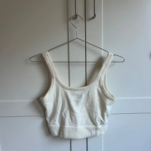 Vit ribbad linnetopp från Juicy Couture - Säljer en stilren vit ribbad linnetopp från Juicy Couture. Toppen har breda axelband och en enkel design som passar perfekt till sommaren. Det är en kortare topp. Aldrig använd då jag har flera liknande toppar, alltså i nyskick🫶🏻💫Säljer för 200kr + frakt