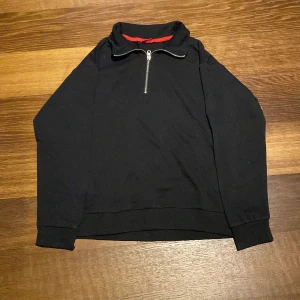 Svart tröja  half zip  - Säljer en svart tröja med dragkedja nypris 400