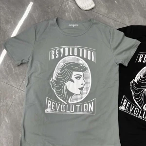 Grå t-shirt med tryck från Revolution - Snygg grå t-shirt från Revolution med ett coolt tryck av en kvinna och texten 'Revolution'. Perfekt för en avslappnad stil. Kortärmad och i mjukt material.