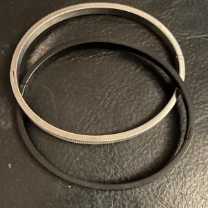 Arock LEXUS Armring Svart&silver - Säljer två Arock LEXUS Armring Svart.&silver  Ett armband är silverfärgat och det andra är svart. Perfekta för en minimalistisk look och kan bäras tillsammans eller separat.