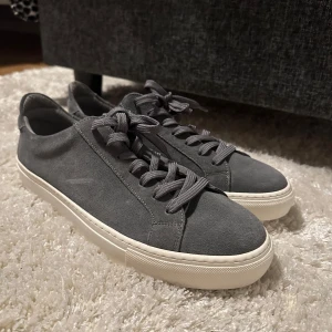 Grå sneakers från Garment Project - Har aldrig använt skorna på grund av att dom inte passade mig. Skorna är storlek 44, nypris är runt 1900kr. 