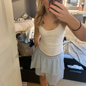 Ljusblå kortkjol med volang - Söt ljusblå kortkjol med volangdetaljer 🌸