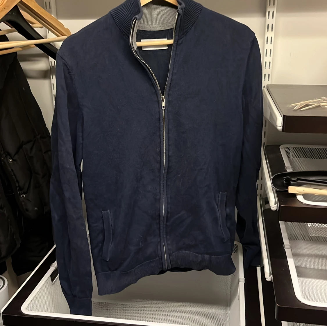 Mörkblå full zip från Pier One