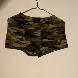 camouflage mönstrade shorts - ser konstigare ut på bilden eftersom att klädhängaren är för stor och var för lat för stt lägga ut på någon matta, men de passar bra för någon mef size XXS-XS-S. inga fettfläckar eller fläckar och har använts runt 6 ggr.