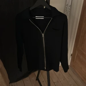 Samsöe tröja  - Samsöe tröja strlk S lite knoppig på vänster armen annars bra.