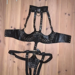 Läder helkroppssele  - MÖTS UPP I STOCKHOLM/SÖDERMALM, FRAKTAR INTE Är väldigt justerbar så passar väll S-L. Behövs snöre för att knyta i ryggen.