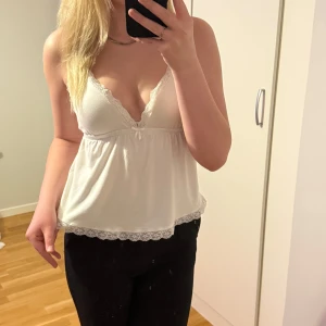 Babydoll topp  - Babydoll topp från Nelly i storlek S. Andvänt en gång då ja inte gillar hur den sitter på mig. 